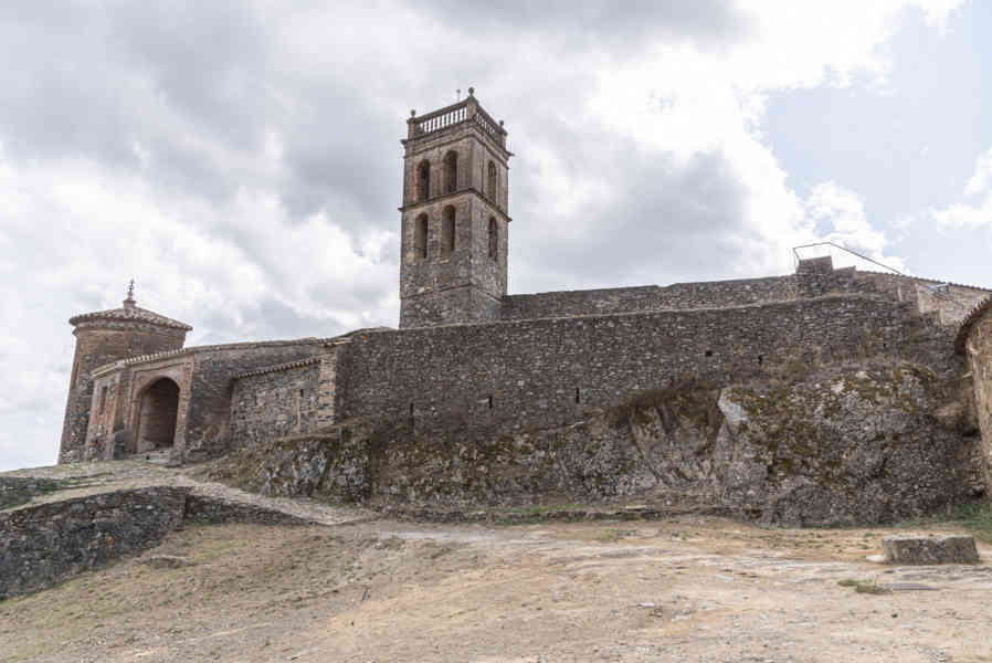 Huelva - Almonaster la Real 30 - fortaleza medieval y mezquita.jpg